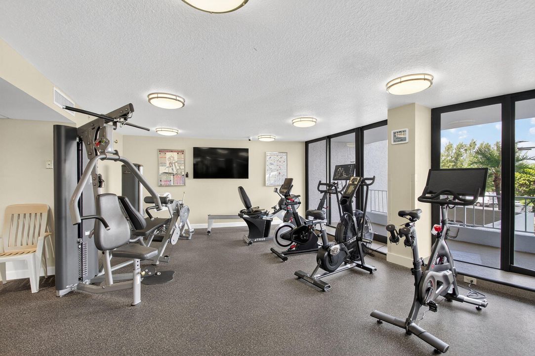 合同活跃: $20,000 (3 贝兹, 2 浴室, 2119 平方英尺)