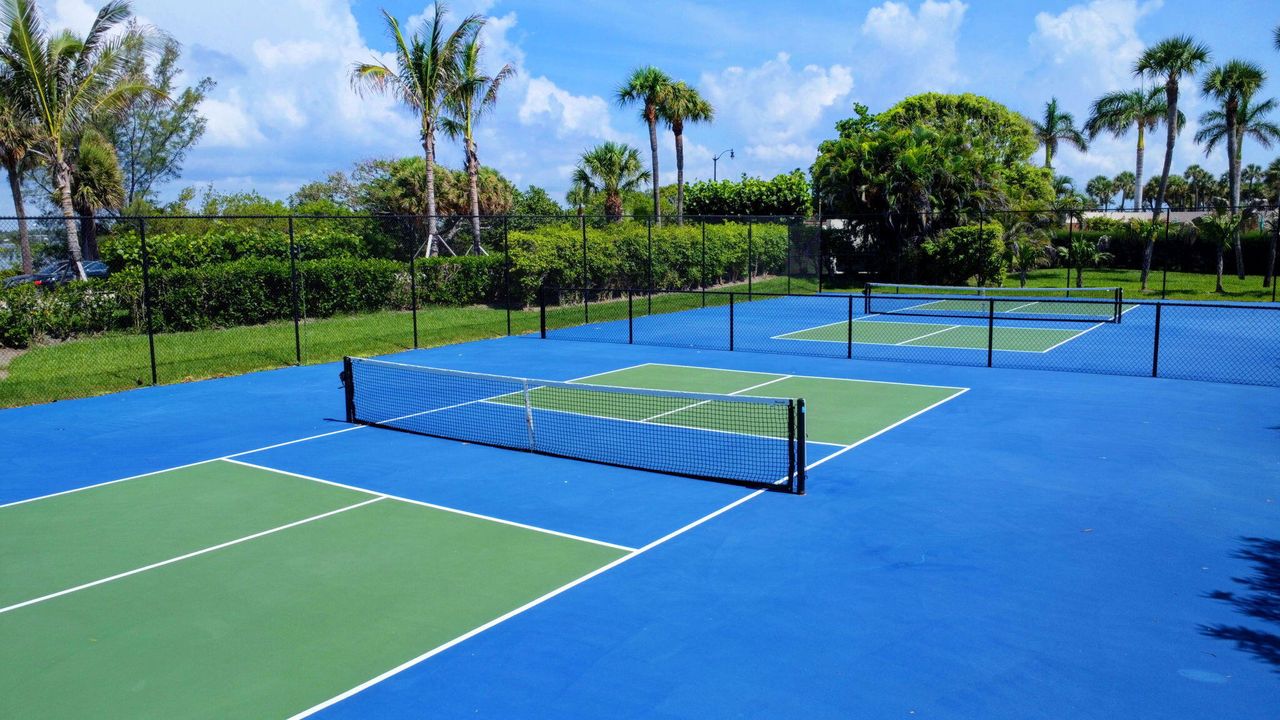 合同活跃: $20,000 (3 贝兹, 2 浴室, 2119 平方英尺)