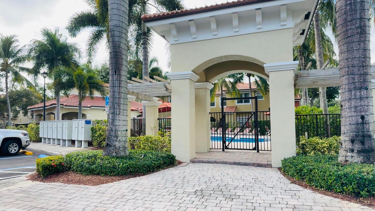 Active With Contract: $2,800 (3 beds, 2 baths, 1518 Square Feet)