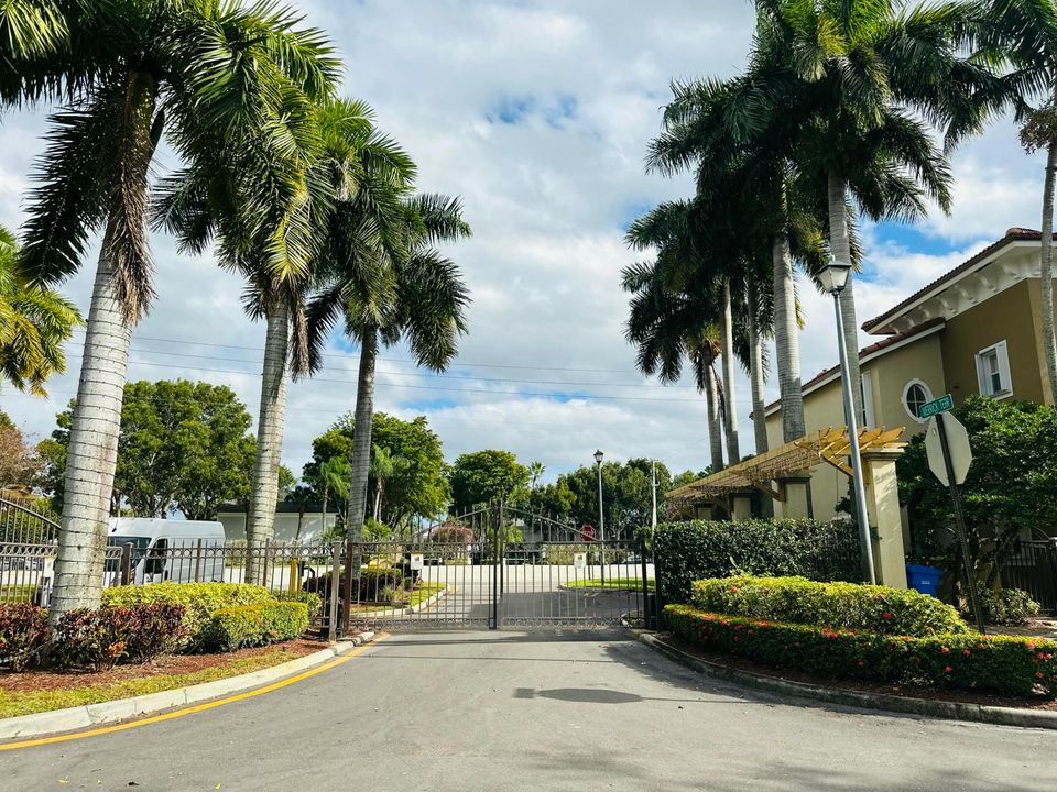 Active With Contract: $2,800 (3 beds, 2 baths, 1518 Square Feet)