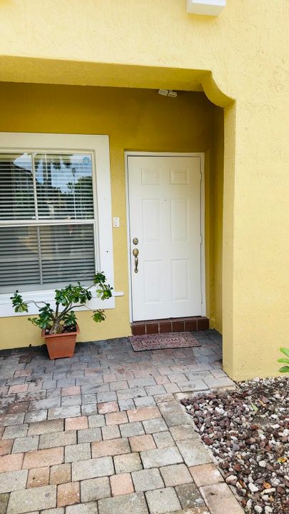 Active With Contract: $2,800 (3 beds, 2 baths, 1518 Square Feet)