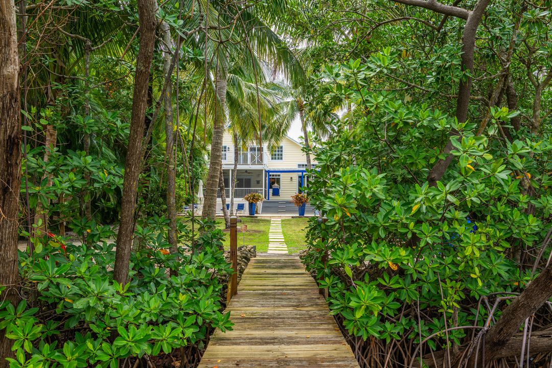 На продажу: $3,950,000 (5 спален, 4 ванн, 5776 Квадратных фут)