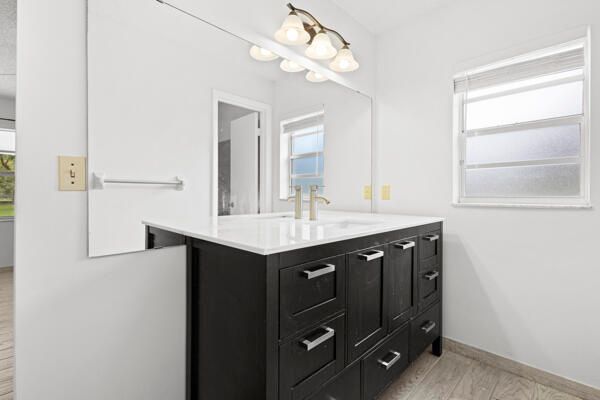 合同活跃: $383,000 (2 贝兹, 2 浴室, 1442 平方英尺)