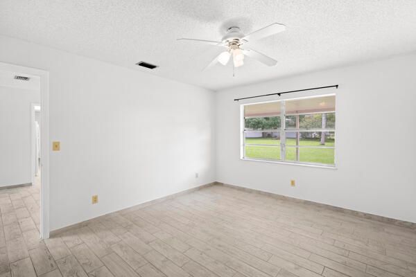 合同活跃: $383,000 (2 贝兹, 2 浴室, 1442 平方英尺)