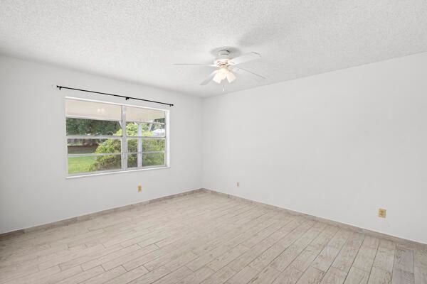 合同活跃: $383,000 (2 贝兹, 2 浴室, 1442 平方英尺)