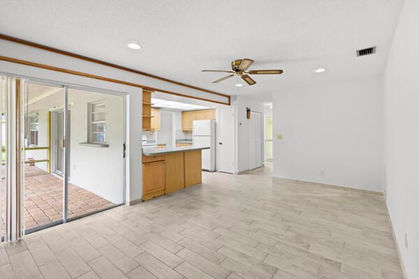 合同活跃: $383,000 (2 贝兹, 2 浴室, 1442 平方英尺)