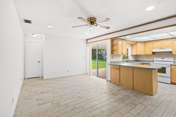 合同活跃: $383,000 (2 贝兹, 2 浴室, 1442 平方英尺)