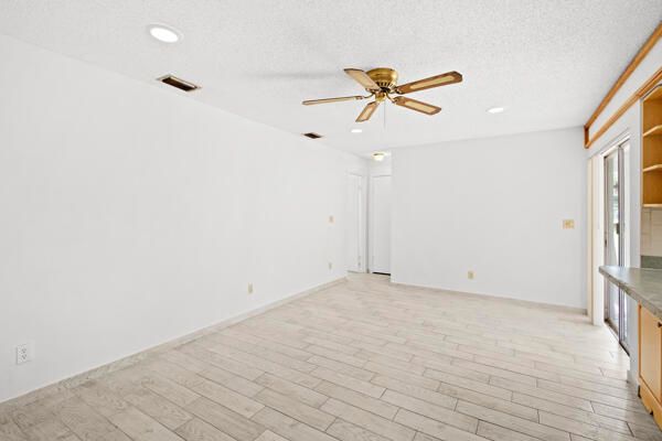 合同活跃: $383,000 (2 贝兹, 2 浴室, 1442 平方英尺)