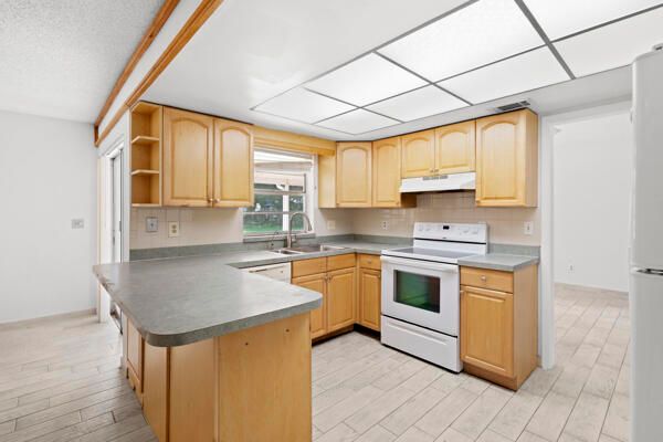 合同活跃: $383,000 (2 贝兹, 2 浴室, 1442 平方英尺)