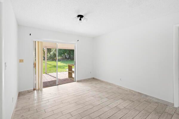 合同活跃: $383,000 (2 贝兹, 2 浴室, 1442 平方英尺)