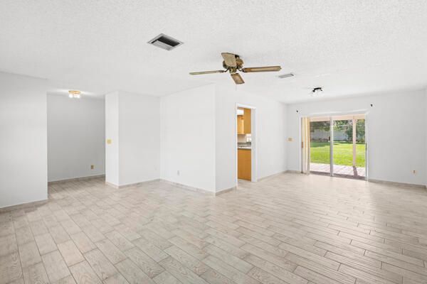 合同活跃: $383,000 (2 贝兹, 2 浴室, 1442 平方英尺)