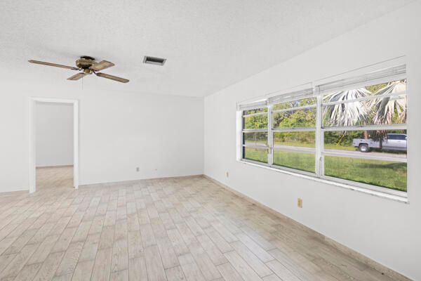 合同活跃: $383,000 (2 贝兹, 2 浴室, 1442 平方英尺)