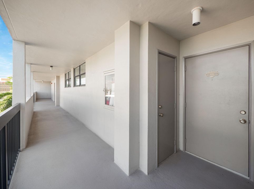 For Sale: $325,000 (2 beds, 2 baths, 1032 Square Feet)