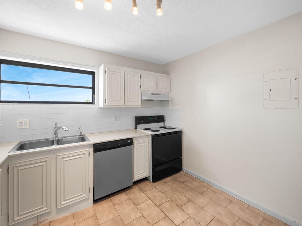 For Sale: $325,000 (2 beds, 2 baths, 1032 Square Feet)