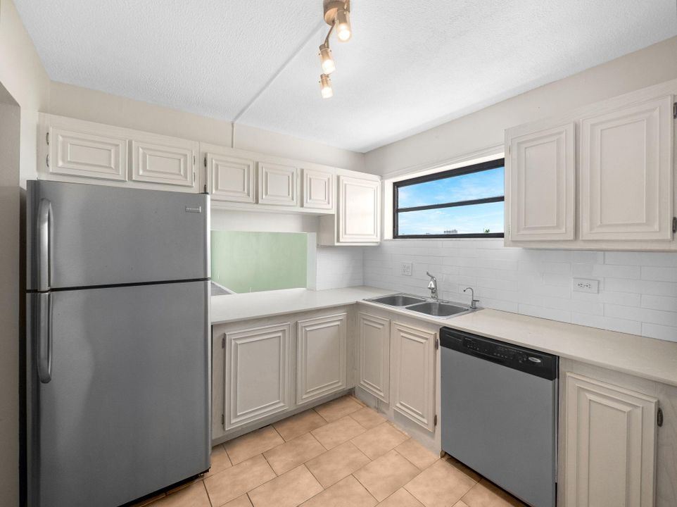 For Sale: $325,000 (2 beds, 2 baths, 1032 Square Feet)