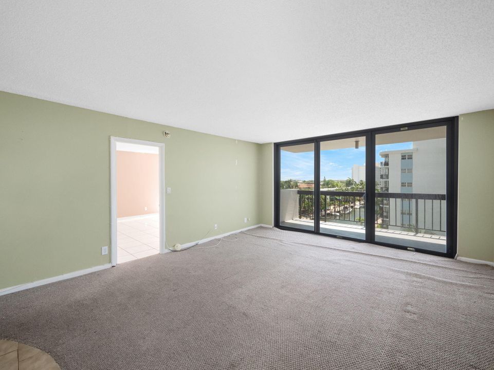 For Sale: $325,000 (2 beds, 2 baths, 1032 Square Feet)