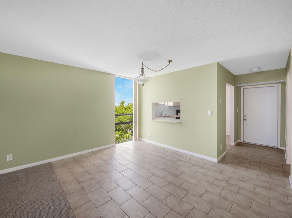 For Sale: $325,000 (2 beds, 2 baths, 1032 Square Feet)