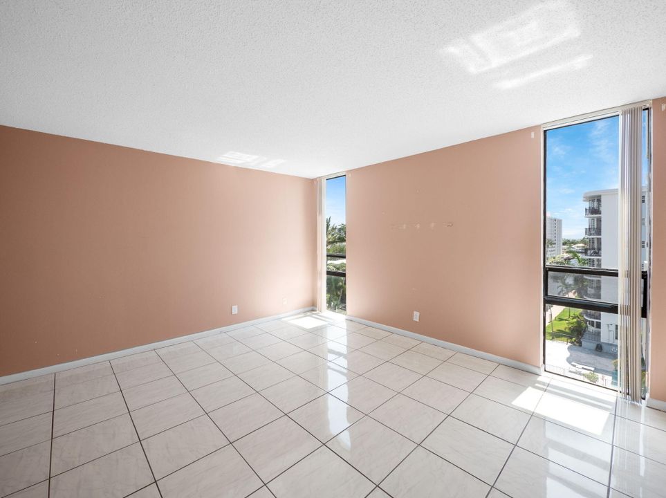 For Sale: $325,000 (2 beds, 2 baths, 1032 Square Feet)