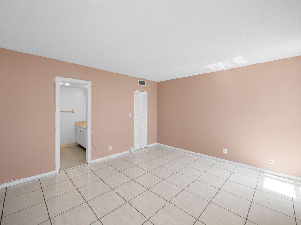 For Sale: $325,000 (2 beds, 2 baths, 1032 Square Feet)