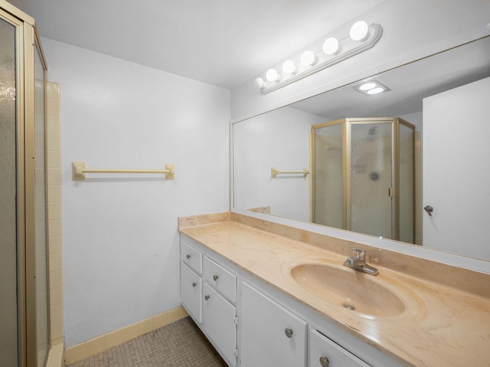 For Sale: $325,000 (2 beds, 2 baths, 1032 Square Feet)