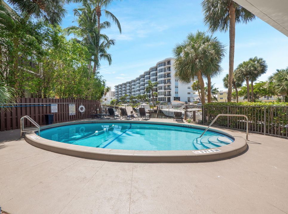 For Sale: $325,000 (2 beds, 2 baths, 1032 Square Feet)