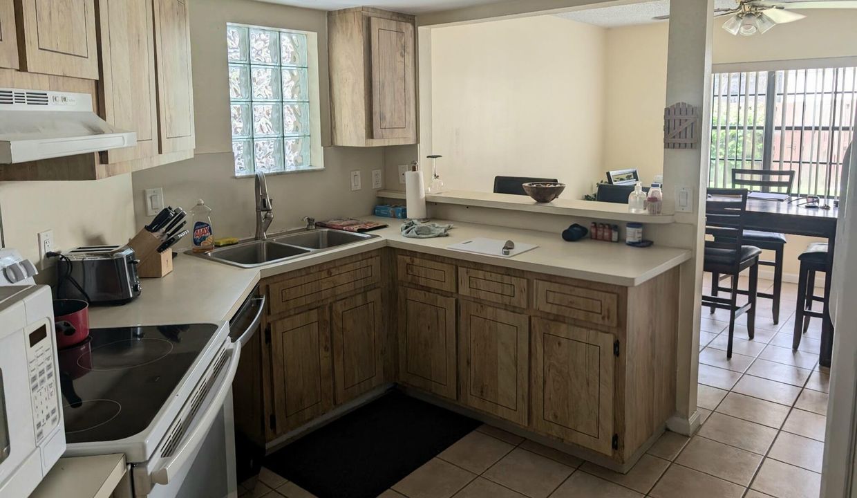 Active With Contract: $269,900 (2 beds, 2 baths, 1470 Square Feet)