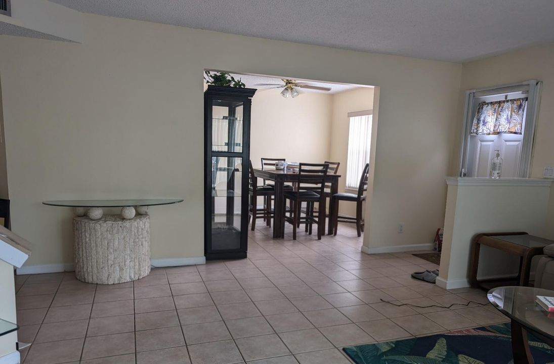 Active With Contract: $269,900 (2 beds, 2 baths, 1470 Square Feet)