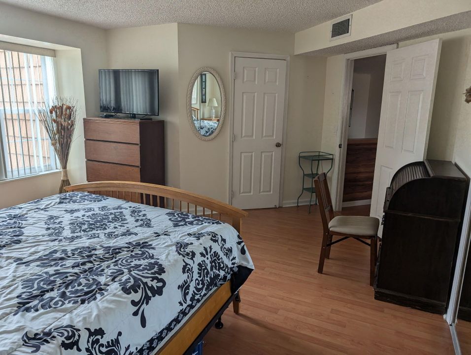 Active With Contract: $269,900 (2 beds, 2 baths, 1470 Square Feet)