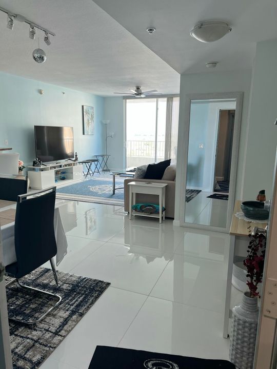 Activo con contrato: $6,000 (2 camas, 2 baños, 1129 Pies cuadrados)