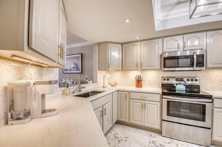 出租: $5,000 (2 贝兹, 2 浴室, 1299 平方英尺)