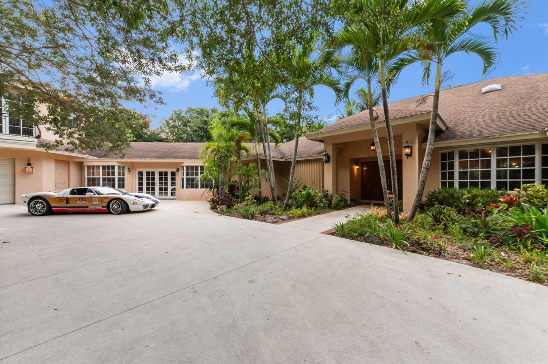 Vendido Recientemente: $1,850,000 (5 camas, 5 baños, 4690 Pies cuadrados)