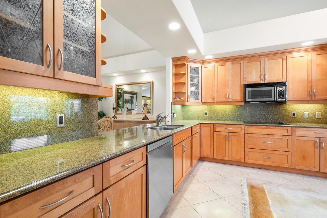 Activo con contrato: $11,500 (3 camas, 3 baños, 2483 Pies cuadrados)