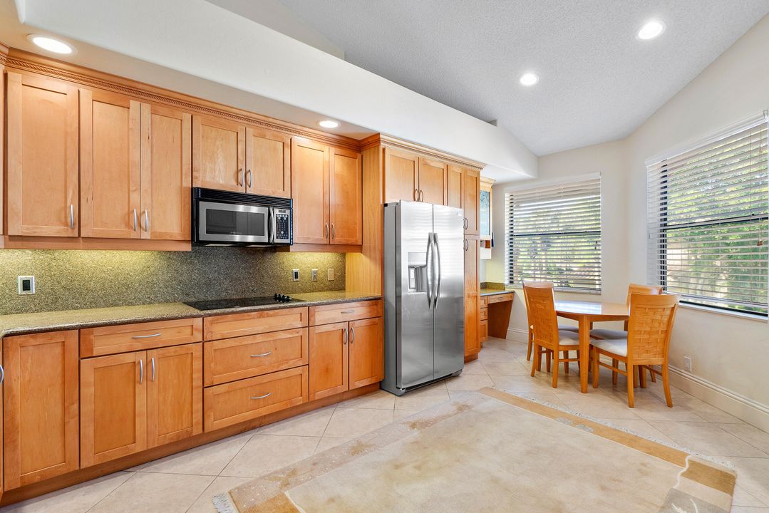 Activo con contrato: $11,500 (3 camas, 3 baños, 2483 Pies cuadrados)