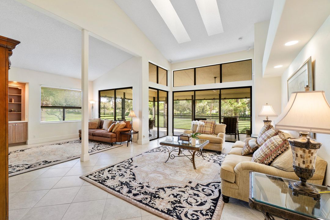 Activo con contrato: $11,500 (3 camas, 3 baños, 2483 Pies cuadrados)