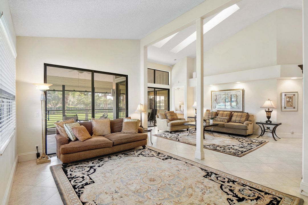 Activo con contrato: $11,500 (3 camas, 3 baños, 2483 Pies cuadrados)