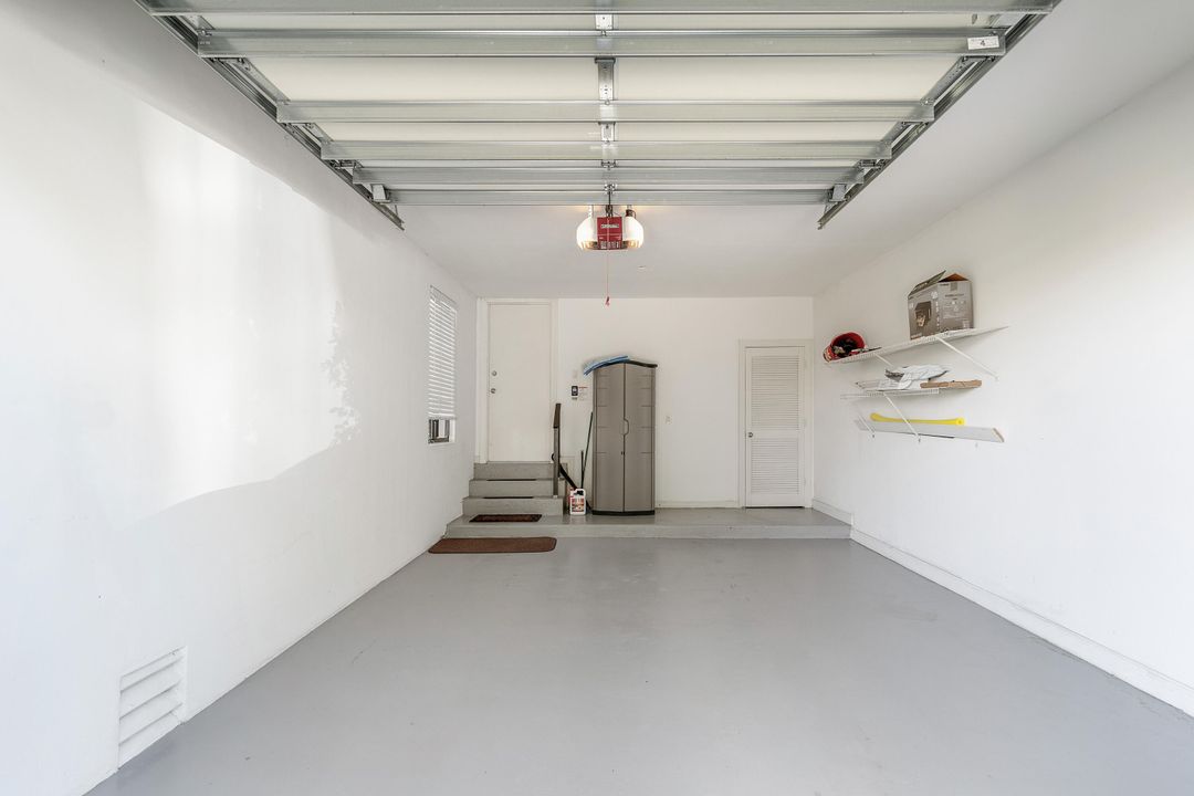 Activo con contrato: $11,500 (3 camas, 3 baños, 2483 Pies cuadrados)