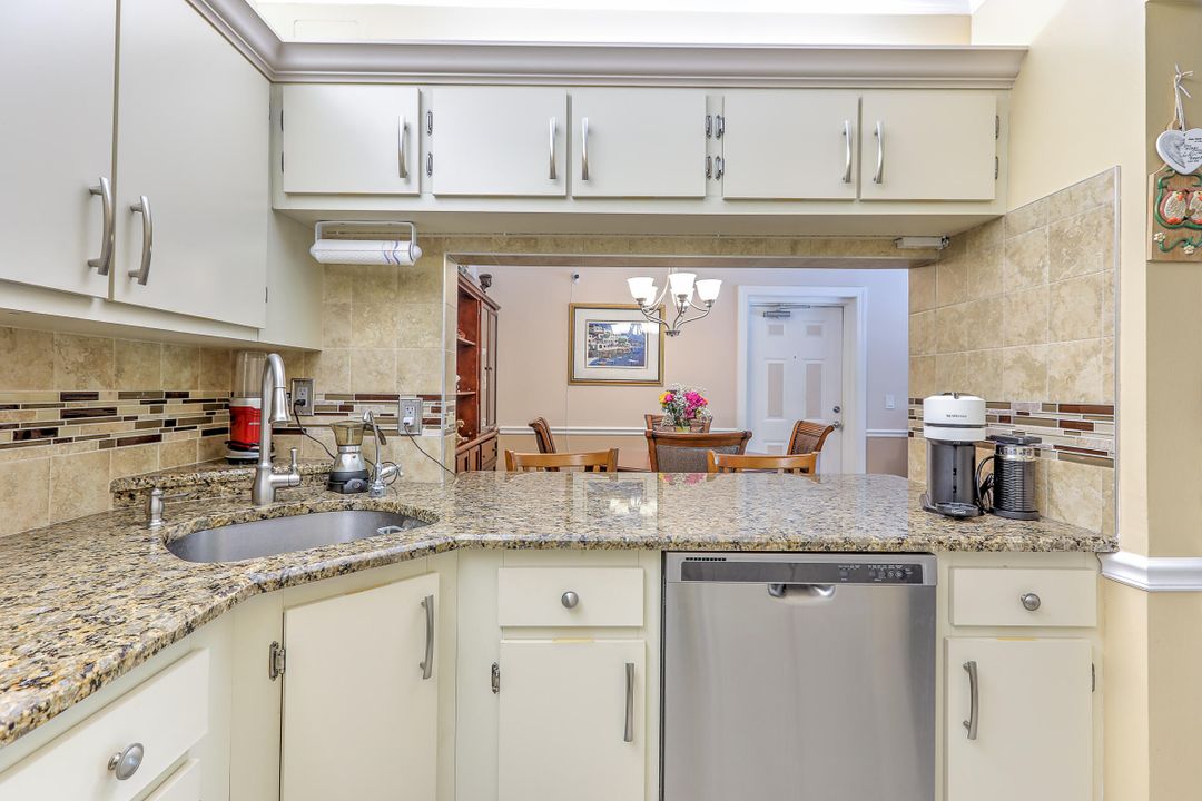 待售: $300,000 (2 贝兹, 2 浴室, 1090 平方英尺)