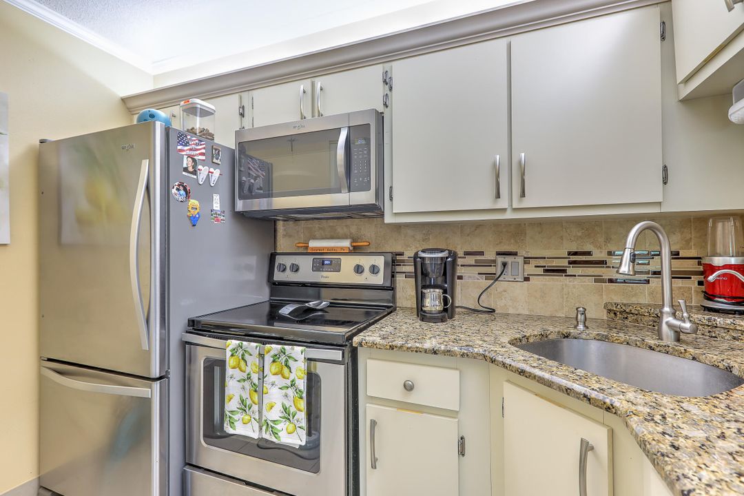 待售: $300,000 (2 贝兹, 2 浴室, 1090 平方英尺)