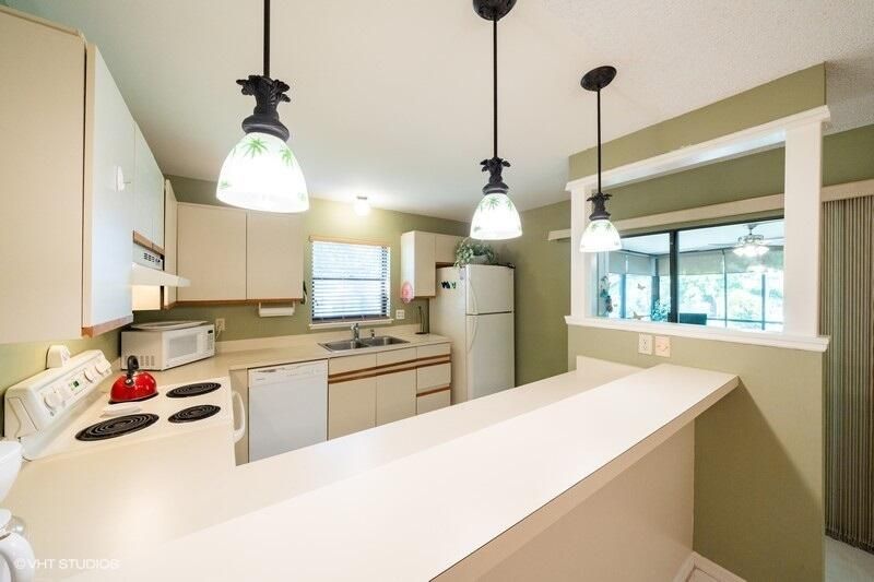 For Rent: $2,300 (2 beds, 2 baths, 1384 Square Feet)