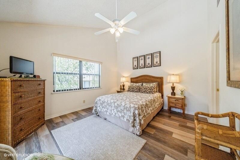 For Rent: $2,300 (2 beds, 2 baths, 1384 Square Feet)