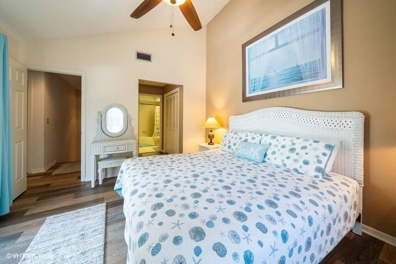 For Rent: $2,300 (2 beds, 2 baths, 1384 Square Feet)