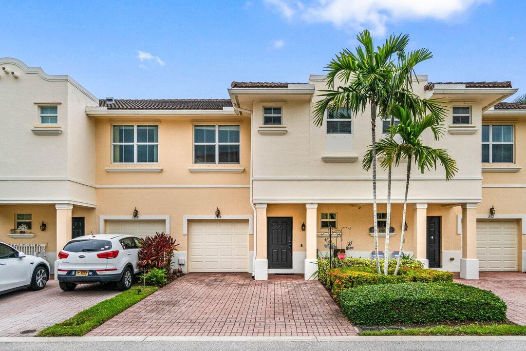 Recently Sold: $425,000 (3 beds, 2 baths, 1738 Square Feet)