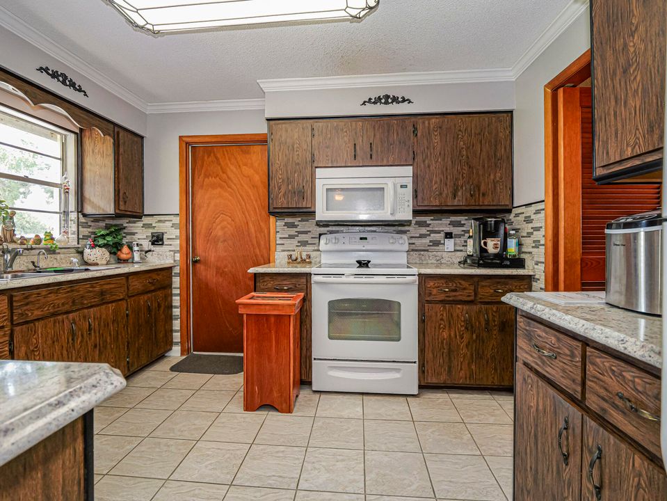 For Sale: $799,000 (3 beds, 2 baths, 1569 Square Feet)