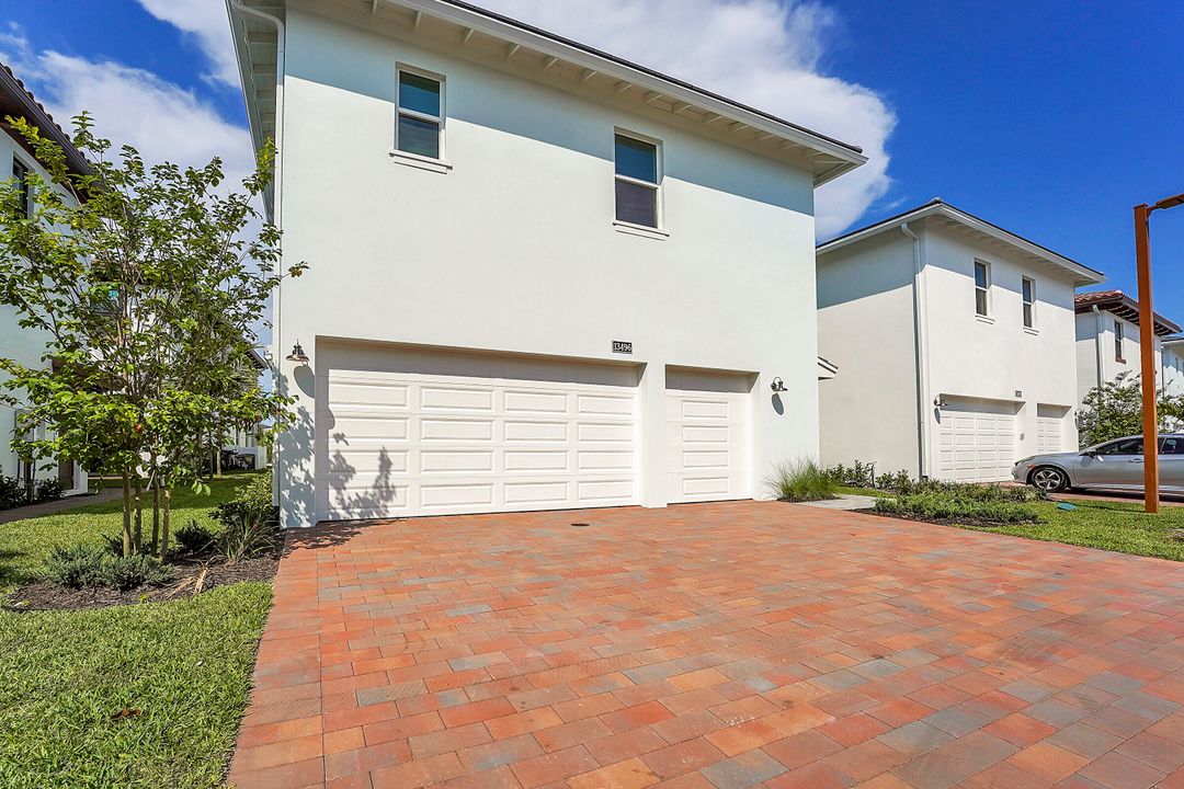 Active With Contract: $1,999,000 (4 beds, 4 baths, 3698 Square Feet)