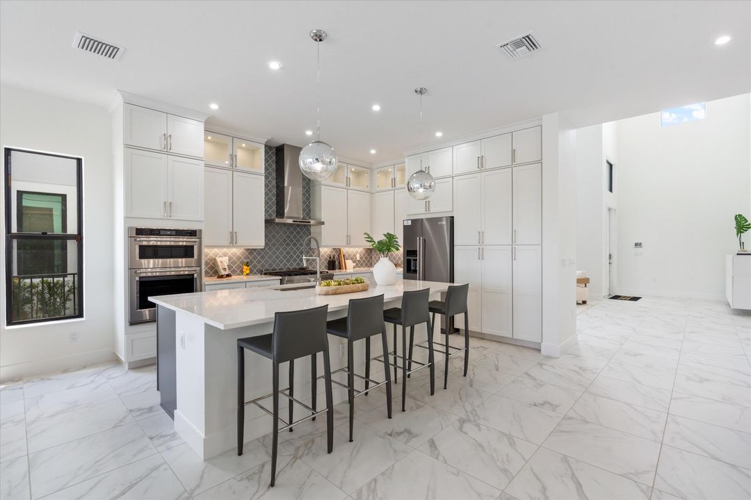 В аренду: $11,000 (6 спален, 6 ванн, 4093 Квадратных фут)