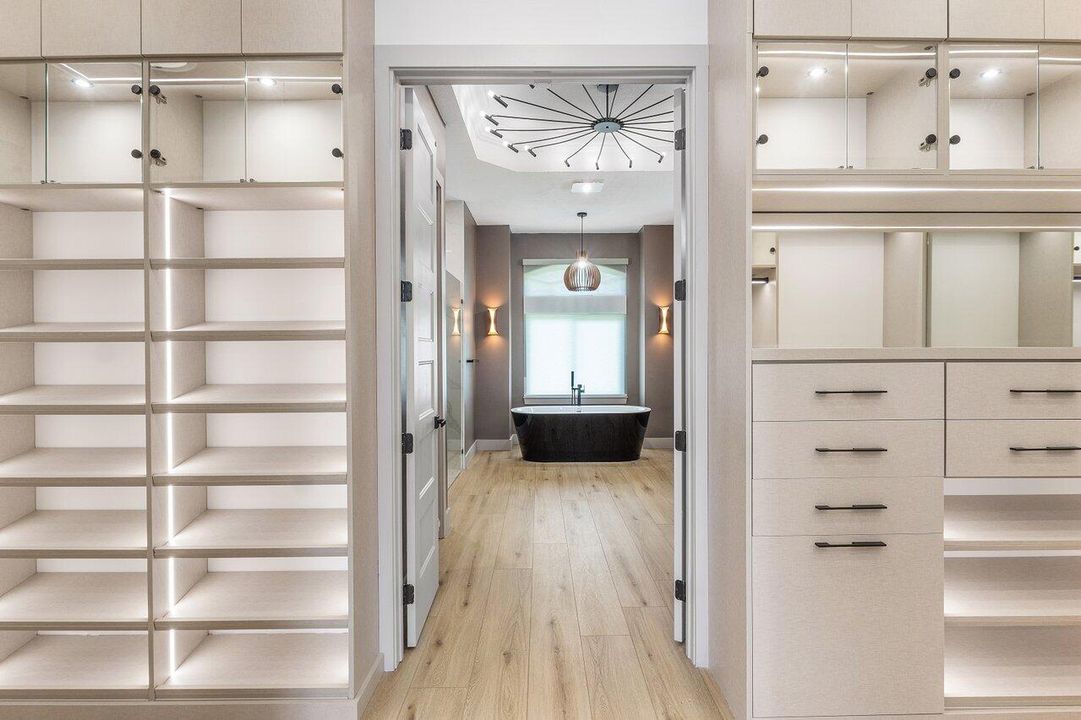 For Sale: $3,450,000 (6 beds, 5 baths, 5908 Square Feet)