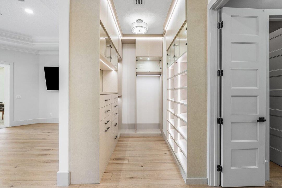 For Sale: $3,450,000 (6 beds, 5 baths, 5908 Square Feet)