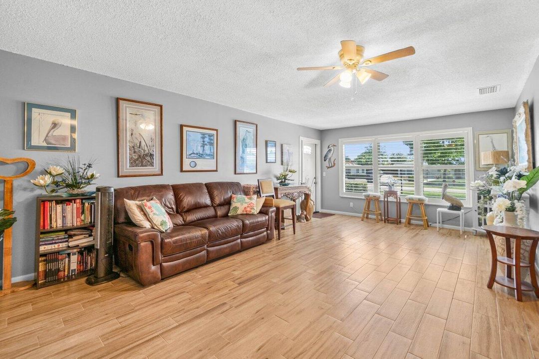 For Sale: $155,000 (1 beds, 1 baths, 1100 Square Feet)