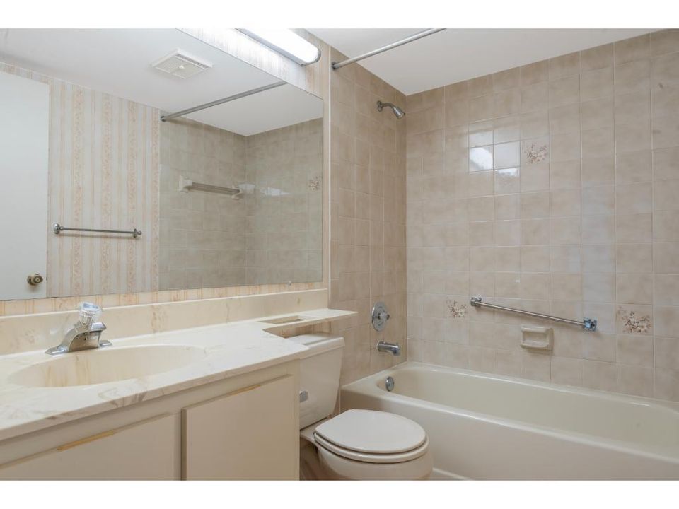 合同活跃: $250,000 (2 贝兹, 2 浴室, 1090 平方英尺)