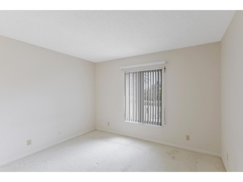 合同活跃: $250,000 (2 贝兹, 2 浴室, 1090 平方英尺)